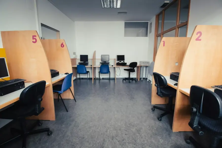 Theorieraum mit Lernplätzen in der Fahrschule Gabriel in Villach