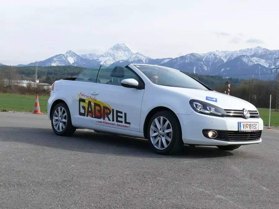 Fahrschüler im Fahrschulauto der Fahrschule Gabriel auf dem Übungsplatz bei Villach